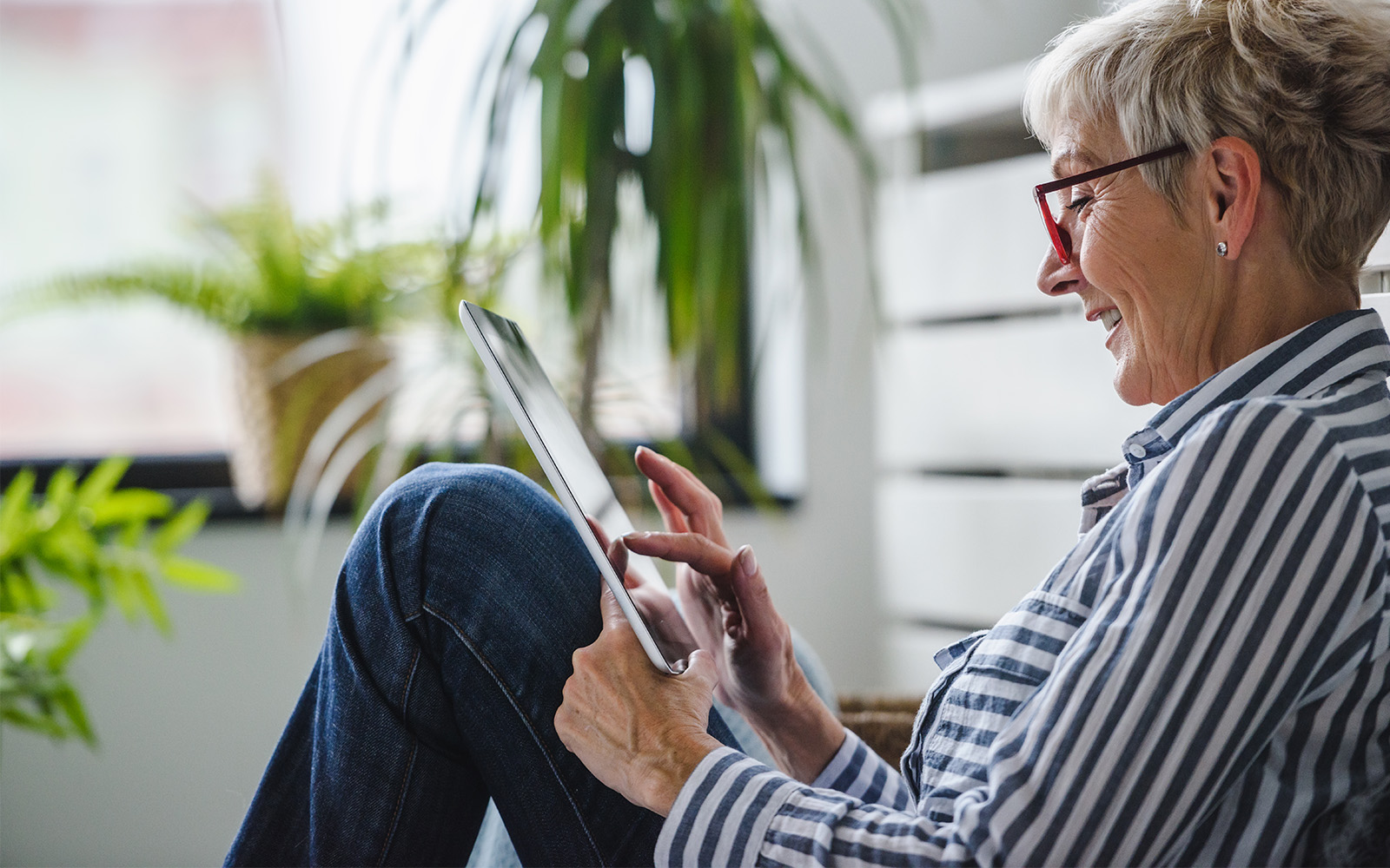 Woman sitting down on her Ipad